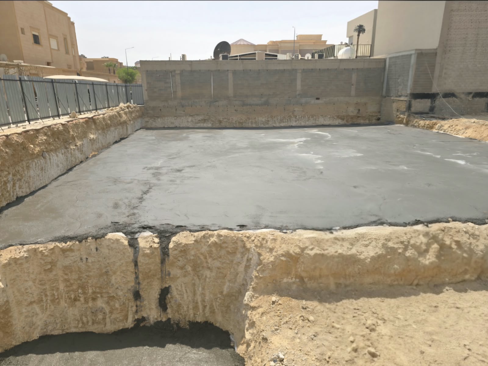 صبّة النظافة بعد استكمال أعمال الحفر وحدود الموقع