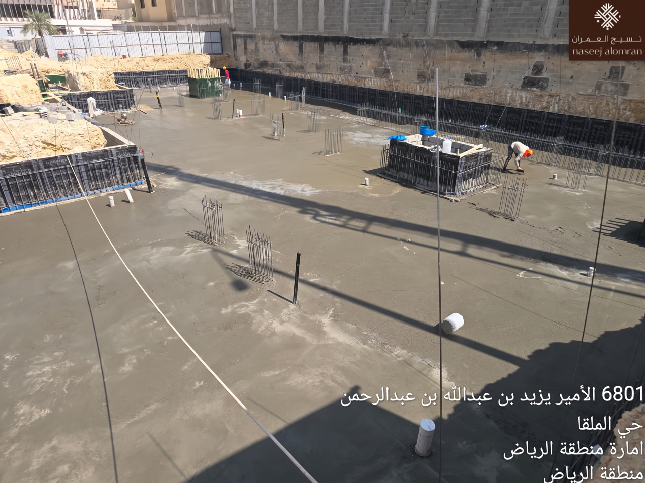 أعمال صب بلاطة الأساسات مع تجهيز أشاير الأعمدة في موقع فيلا حي الملقا