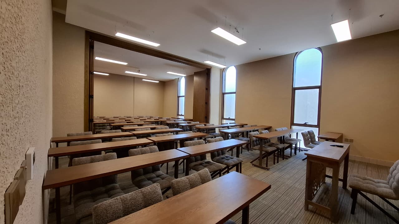قاعة تعليمية بعد إنجاز أعمال التشطيب والتجهيز بالمبنى